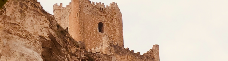 Castelo Alcalá del Jucar e as incríveis “CASA CAVERNA”